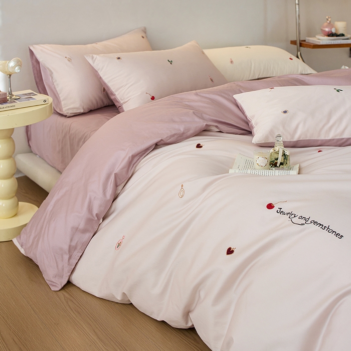 91家纺网 家纺一手货源 找家纺 简纯主义 2025新款100s贡缎长绒棉纯棉刺绣四件套-趣味 樱桃甜心-粉紫