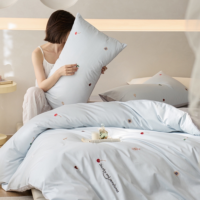 91家纺网 家纺一手货源 找家纺 简纯主义 2025新款100s贡缎长绒棉纯棉刺绣四件套-趣味 樱桃甜心-蓝