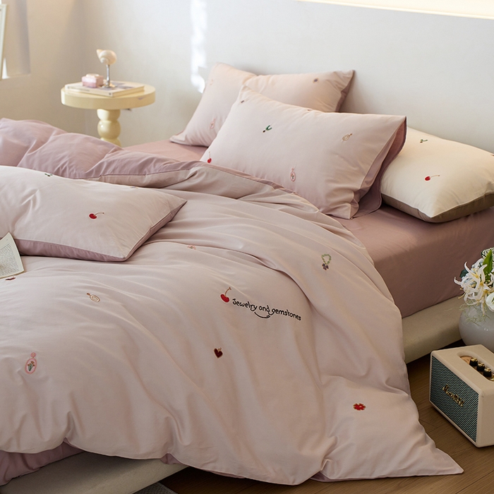 91家纺网 家纺一手货源 找家纺 简纯主义 2025新款100s贡缎长绒棉纯棉刺绣四件套-趣味 樱桃甜心-粉紫
