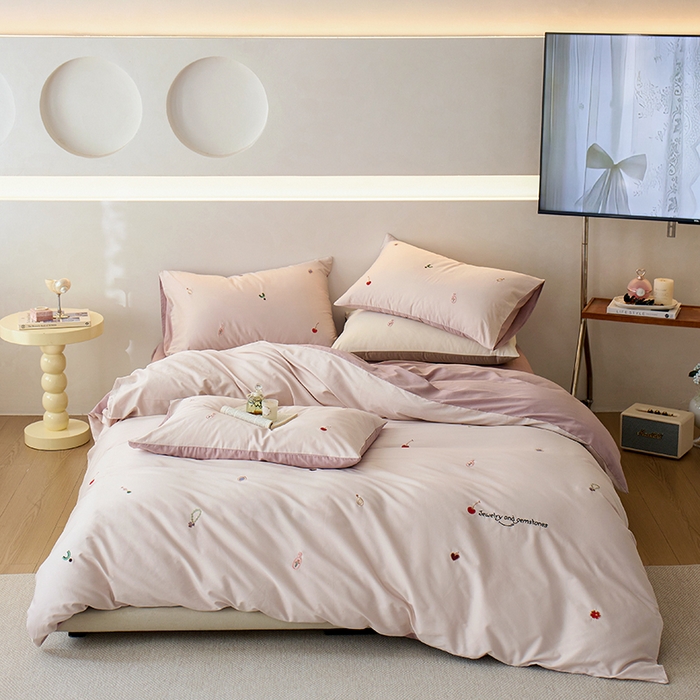 91家纺网 家纺一手货源 找家纺 简纯主义 2025新款100s贡缎长绒棉纯棉刺绣四件套-趣味 樱桃甜心-粉紫