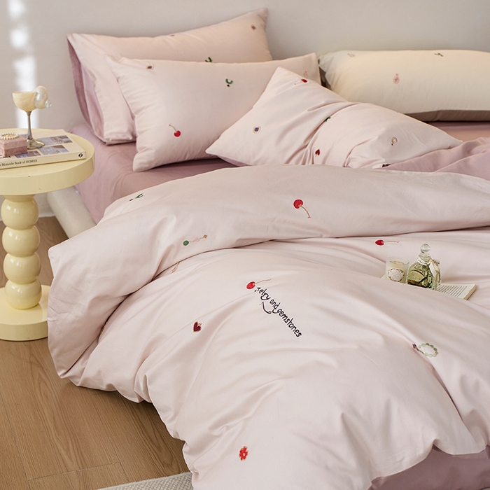 91家纺网 家纺一手货源 找家纺 简纯主义 2025新款100s贡缎长绒棉纯棉刺绣四件套-趣味 樱桃甜心-粉紫