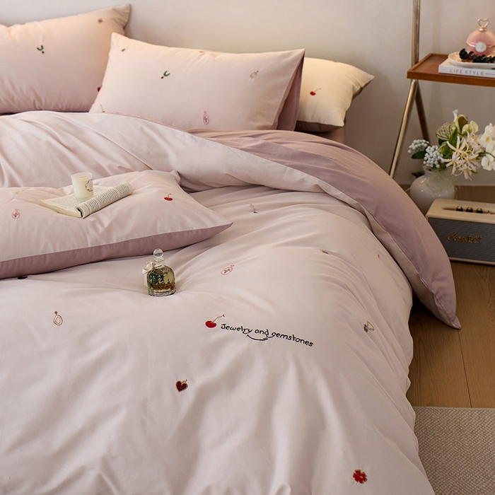 91家纺网 家纺一手货源 找家纺 简纯主义 2025新款100s贡缎长绒棉纯棉刺绣四件套-趣味 樱桃甜心-粉紫