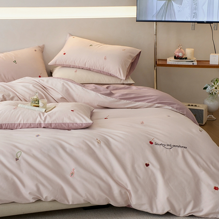 91家纺网 家纺一手货源 找家纺 简纯主义 2025新款100s贡缎长绒棉纯棉刺绣四件套-趣味 樱桃甜心-粉紫