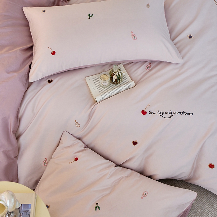 91家纺网 家纺一手货源 找家纺 简纯主义 2025新款100s贡缎长绒棉纯棉刺绣四件套-趣味 樱桃甜心-粉紫