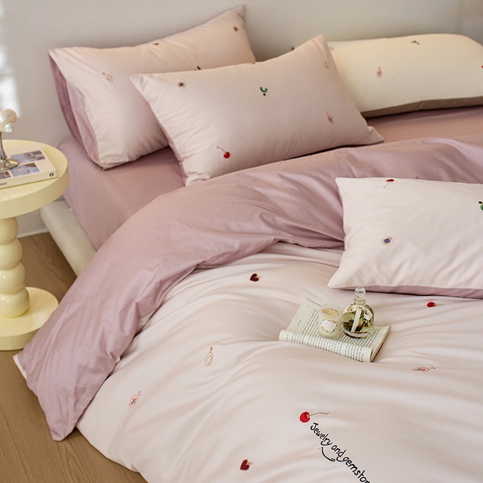 91家纺网 家纺一手货源 找家纺 简纯主义 2025新款100s贡缎长绒棉纯棉刺绣四件套-趣味 樱桃甜心-粉紫