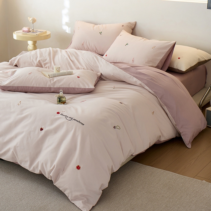 91家纺网 家纺一手货源 找家纺 简纯主义 2025新款100s贡缎长绒棉纯棉刺绣四件套-趣味 樱桃甜心-粉紫