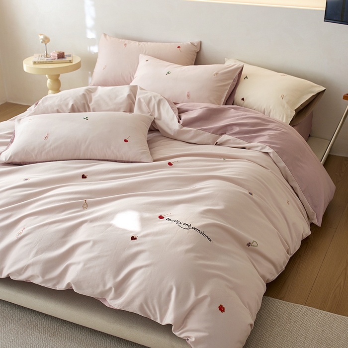 91家纺网 家纺一手货源 找家纺 简纯主义 2025新款100s贡缎长绒棉纯棉刺绣四件套-趣味 樱桃甜心-粉紫