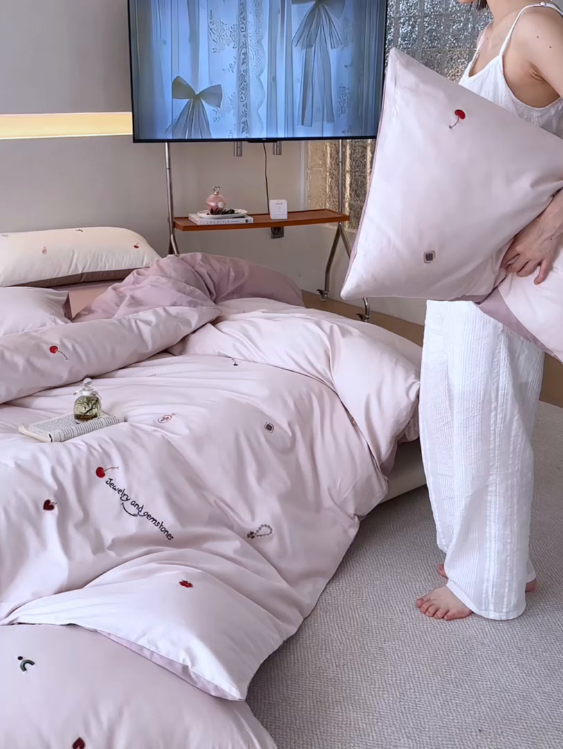 91家纺网 家纺一手货源 找家纺 简纯主义 2025新款100s贡缎长绒棉纯棉刺绣四件套-趣味 樱桃甜心-粉紫