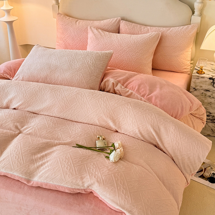 91家纺网 家纺一手货源 找家纺 （总）眠博士 2025新款立体雕花牛奶绒加厚保暖四件套-安吉拉-芙蔓-赛琳