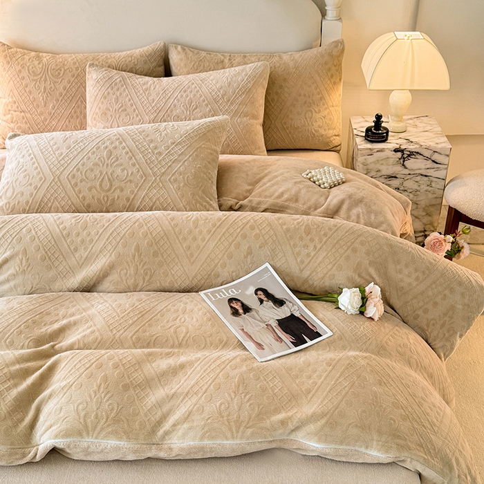 91家纺网 家纺一手货源 找家纺 眠博士 2025新款立体雕花牛奶绒加厚保暖四件套-安吉拉-芙蔓-赛琳 浮雕绒-赛琳卡其