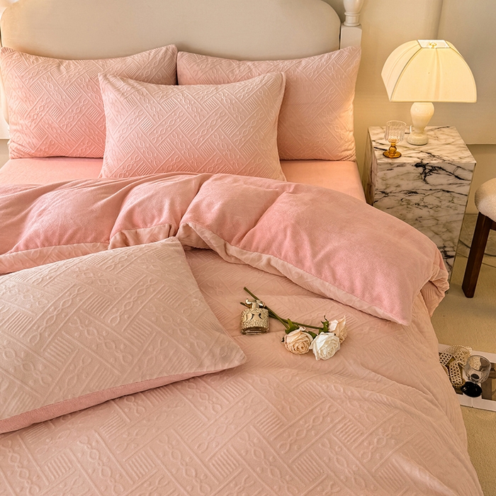 91家纺网 家纺一手货源 找家纺 （总）眠博士 2025新款立体雕花牛奶绒加厚保暖四件套-安吉拉-芙蔓-赛琳