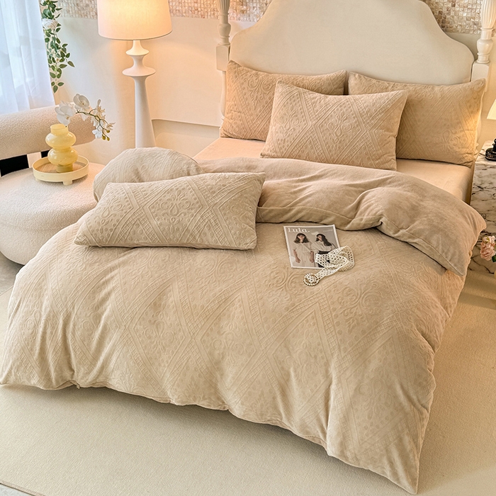 91家纺网 家纺一手货源 找家纺 眠博士 2025新款立体雕花牛奶绒加厚保暖四件套-安吉拉-芙蔓-赛琳 浮雕绒-赛琳卡其