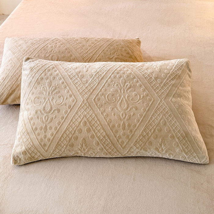 91家纺网 家纺一手货源 找家纺 眠博士 2025新款立体雕花牛奶绒加厚保暖四件套-安吉拉-芙蔓-赛琳 浮雕绒-赛琳卡其