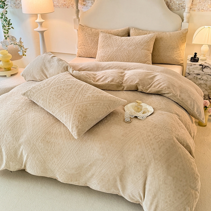 91家纺网 家纺一手货源 找家纺 眠博士 2025新款立体雕花牛奶绒加厚保暖四件套-安吉拉-芙蔓-赛琳 浮雕绒-赛琳卡其