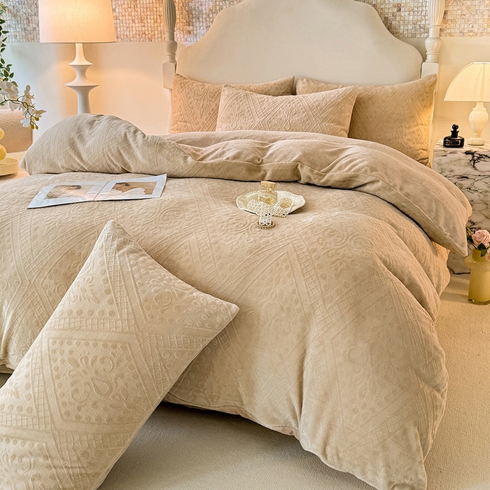 91家纺网 家纺一手货源 找家纺 眠博士 2025新款立体雕花牛奶绒加厚保暖四件套-安吉拉-芙蔓-赛琳 浮雕绒-赛琳卡其