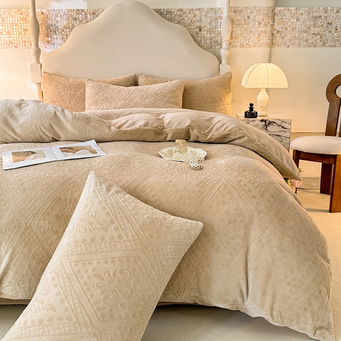 91家纺网 家纺一手货源 找家纺 眠博士 2025新款立体雕花牛奶绒加厚保暖四件套-安吉拉-芙蔓-赛琳 浮雕绒-赛琳卡其