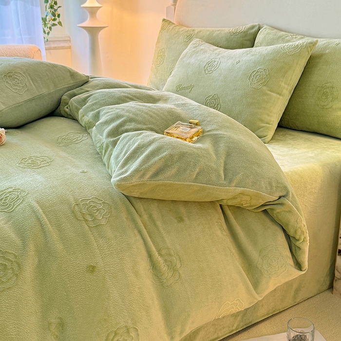 91家纺网 家纺一手货源 找家纺 眠博士 2025新款立体雕花牛奶绒加厚保暖四件套-安吉拉-芙蔓-赛琳 浮雕绒-芙蔓绿