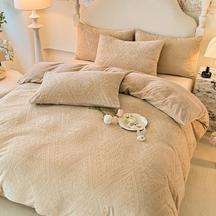 91家纺网 家纺一手货源 找家纺 眠博士 2025新款立体雕花牛奶绒加厚保暖四件套-安吉拉-芙蔓-赛琳 浮雕绒-赛琳卡其