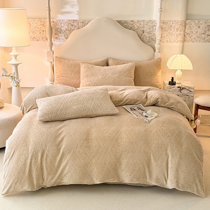 91家纺网 家纺一手货源 找家纺 眠博士 2025新款立体雕花牛奶绒加厚保暖四件套-安吉拉-芙蔓-赛琳 浮雕绒-赛琳卡其