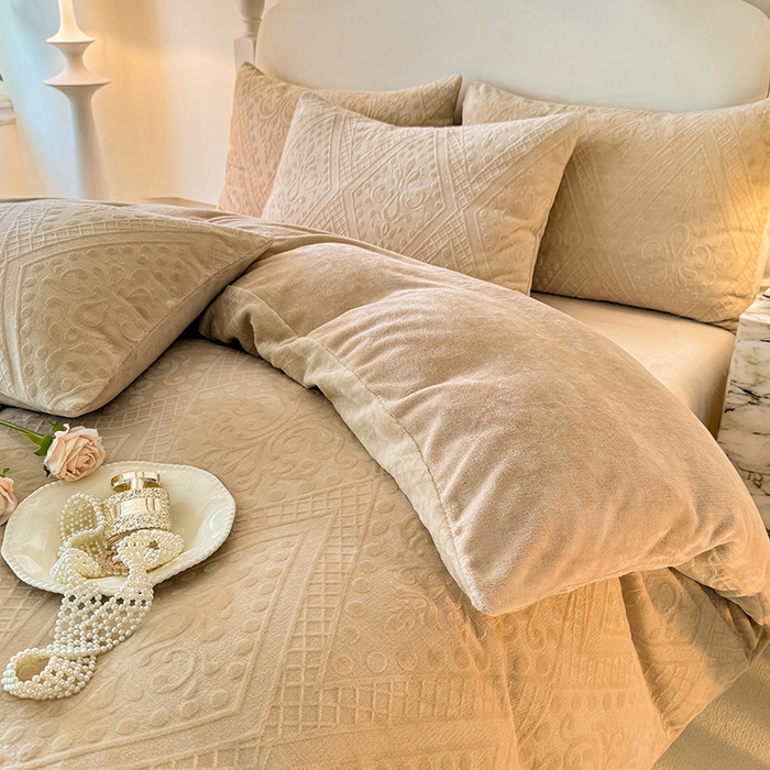 91家纺网 家纺一手货源 找家纺 眠博士 2025新款立体雕花牛奶绒加厚保暖四件套-安吉拉-芙蔓-赛琳 浮雕绒-赛琳卡其