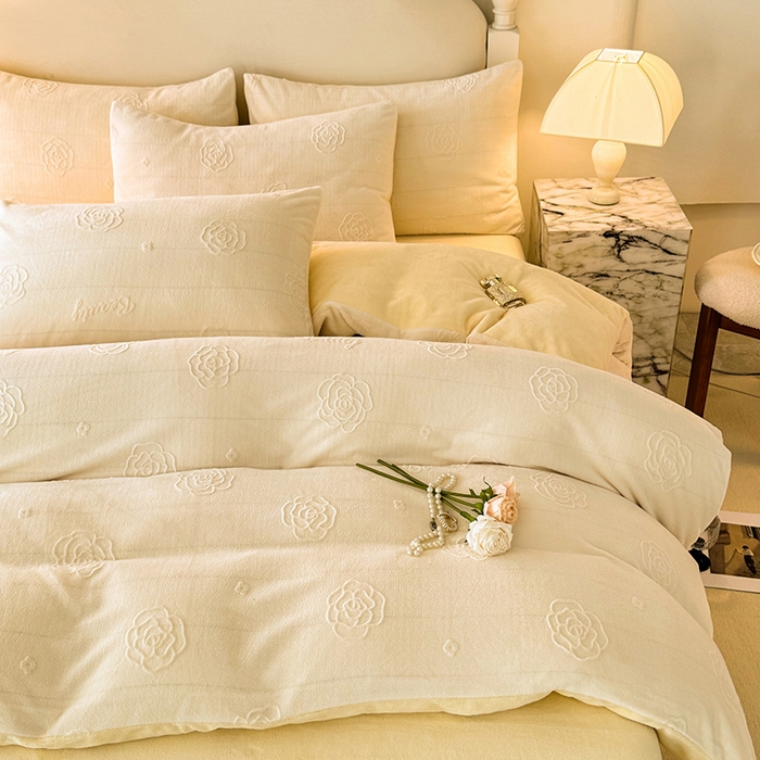 91家纺网 家纺一手货源 找家纺 眠博士 2025新款立体雕花牛奶绒加厚保暖四件套-安吉拉-芙蔓-赛琳 浮雕绒-芙蔓奶白