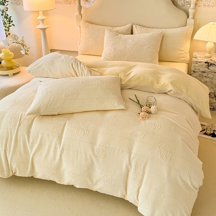 91家纺网 家纺一手货源 找家纺 眠博士 2025新款立体雕花牛奶绒加厚保暖四件套-安吉拉-芙蔓-赛琳 浮雕绒-芙蔓奶白