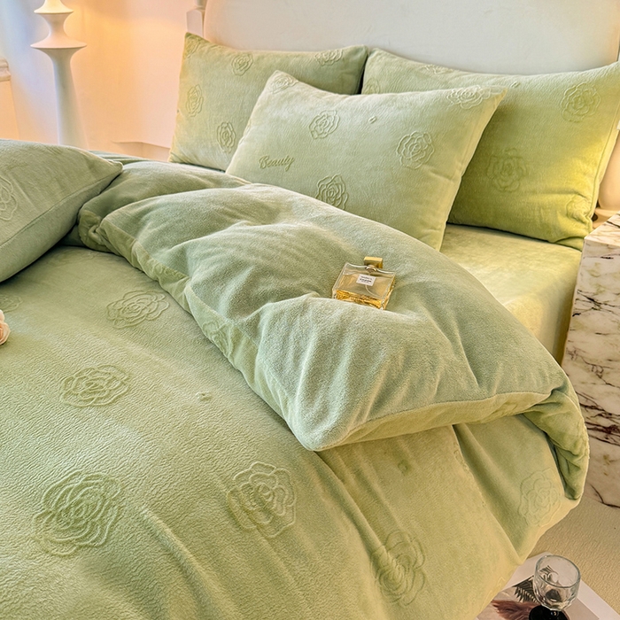 91家纺网 家纺一手货源 找家纺 眠博士 2025新款立体雕花牛奶绒加厚保暖四件套-安吉拉-芙蔓-赛琳 浮雕绒-芙蔓绿