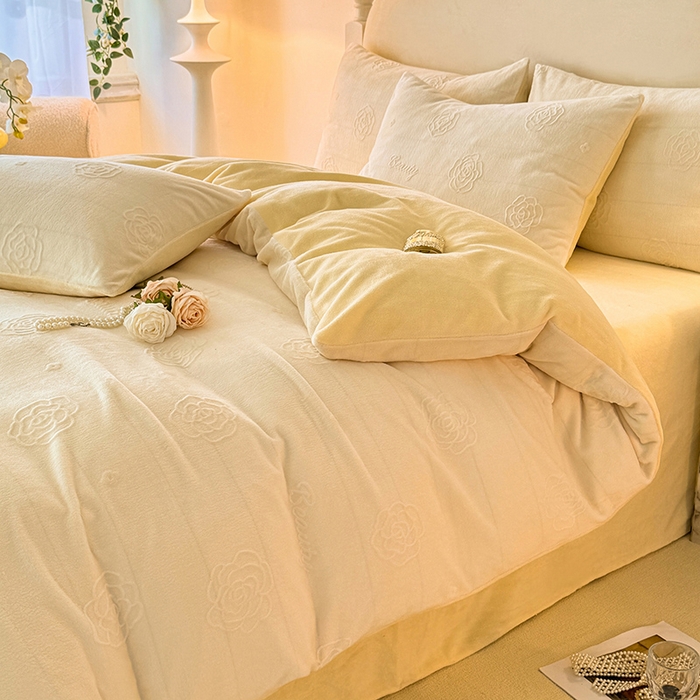 91家纺网 家纺一手货源 找家纺 眠博士 2025新款立体雕花牛奶绒加厚保暖四件套-安吉拉-芙蔓-赛琳 浮雕绒-芙蔓奶白