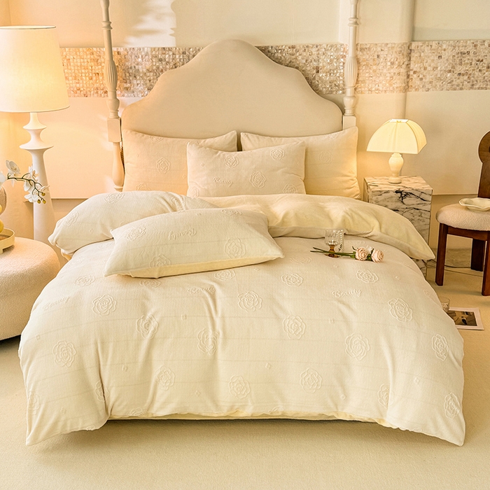 91家纺网 家纺一手货源 找家纺 眠博士 2025新款立体雕花牛奶绒加厚保暖四件套-安吉拉-芙蔓-赛琳 浮雕绒-芙蔓奶白