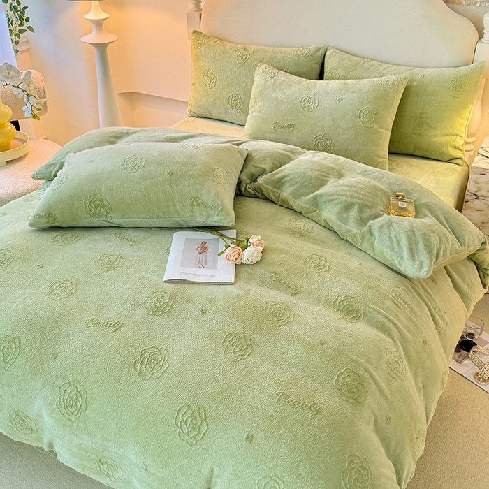 91家纺网 家纺一手货源 找家纺 眠博士 2025新款立体雕花牛奶绒加厚保暖四件套-安吉拉-芙蔓-赛琳 浮雕绒-芙蔓绿