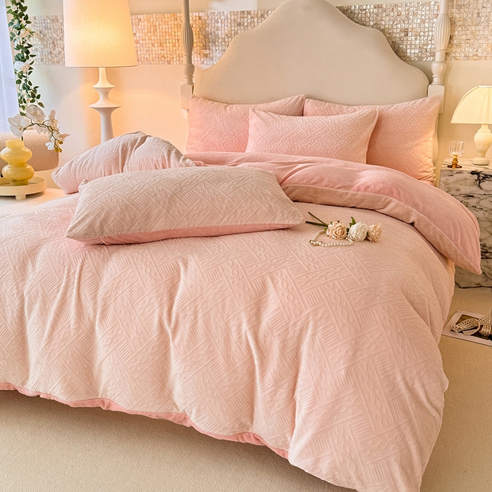 91家纺网 家纺一手货源 找家纺 （总）眠博士 2025新款立体雕花牛奶绒加厚保暖四件套-安吉拉-芙蔓-赛琳