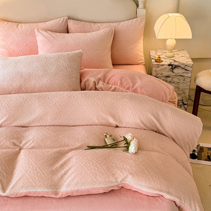 91家纺网 家纺一手货源 找家纺 （总）眠博士 2025新款立体雕花牛奶绒加厚保暖四件套-安吉拉-芙蔓-赛琳