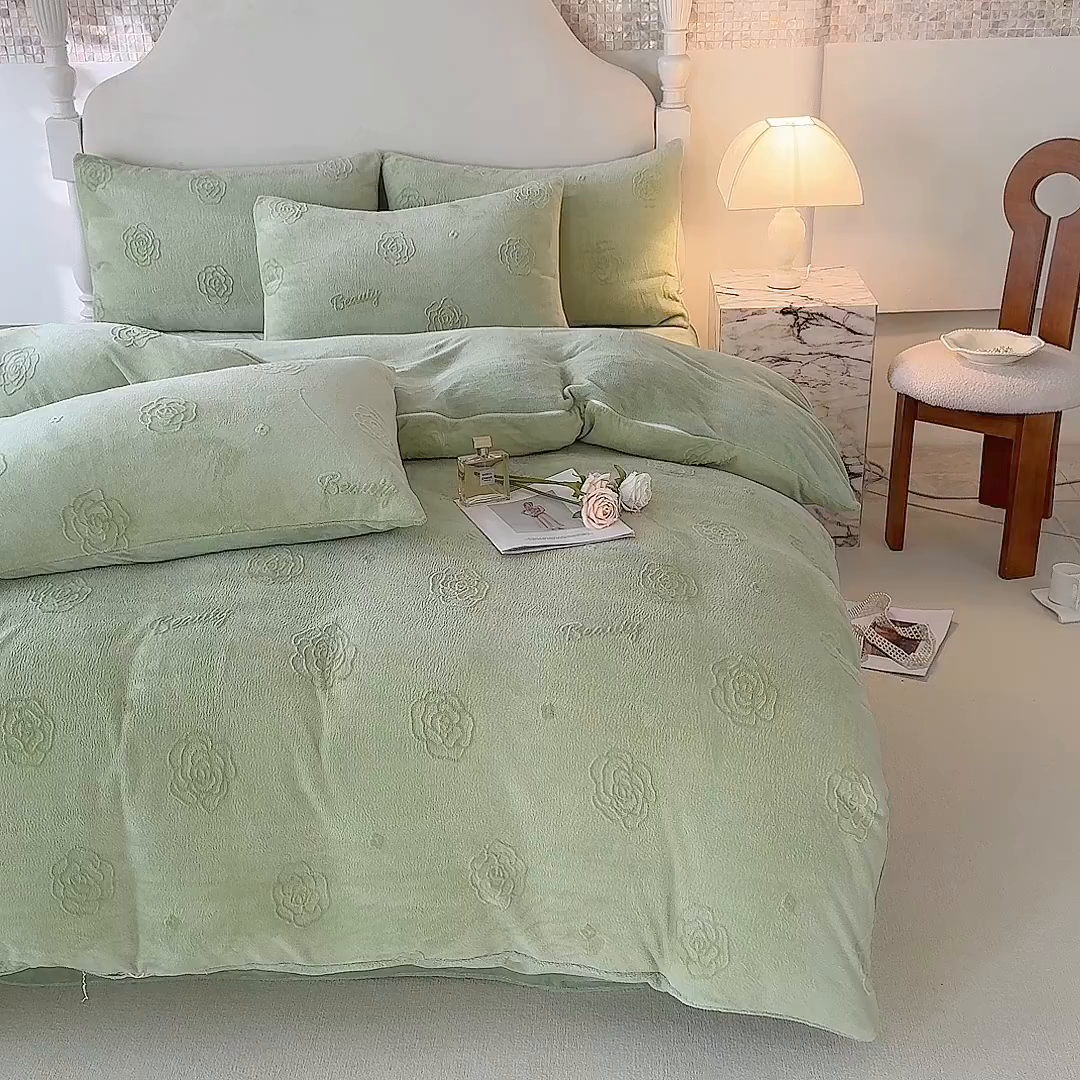91家纺网 家纺一手货源 找家纺 眠博士 2025新款立体雕花牛奶绒加厚保暖四件套-安吉拉-芙蔓-赛琳 浮雕绒-芙蔓绿