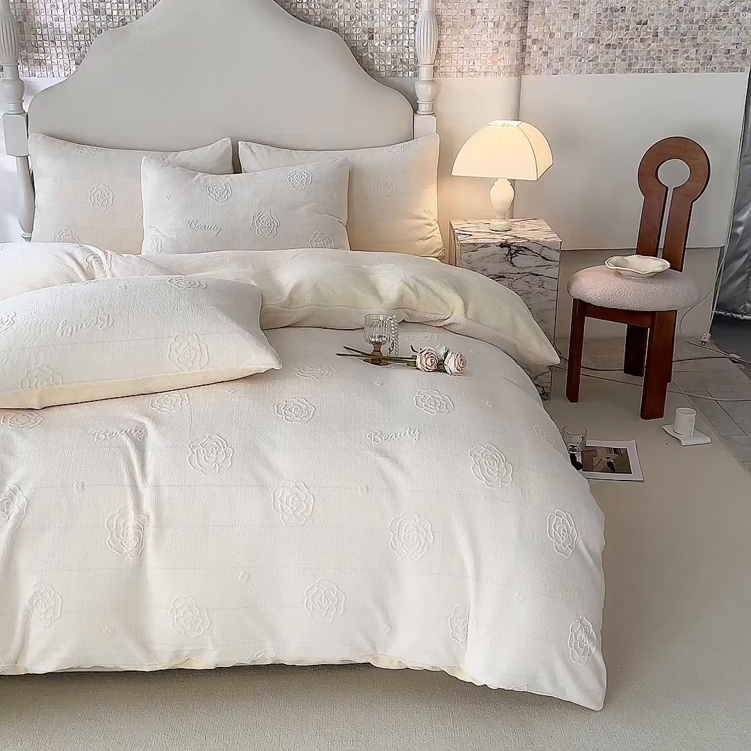 91家纺网 家纺一手货源 找家纺 眠博士 2025新款立体雕花牛奶绒加厚保暖四件套-安吉拉-芙蔓-赛琳 浮雕绒-芙蔓奶白