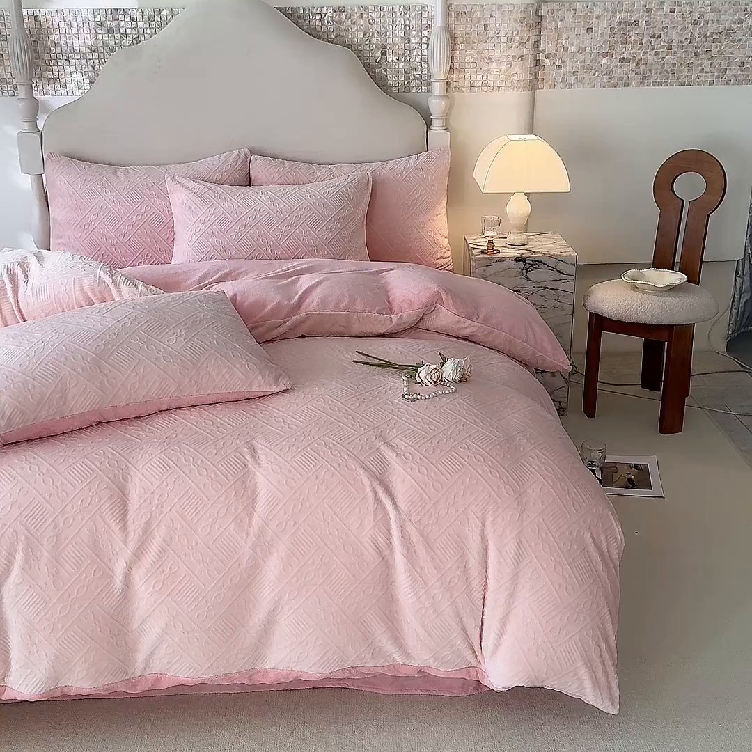 91家纺网 家纺一手货源 找家纺 （总）眠博士 2025新款立体雕花牛奶绒加厚保暖四件套-安吉拉-芙蔓-赛琳