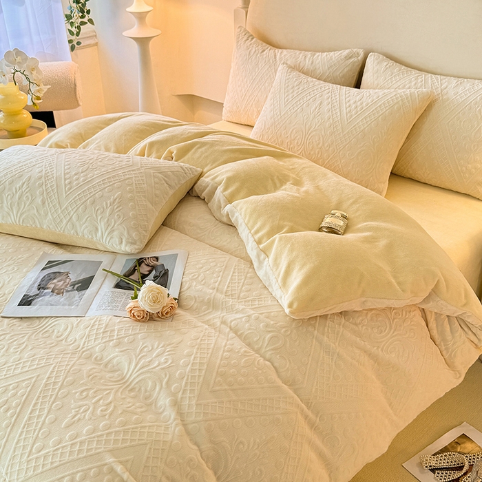 91家纺网 家纺一手货源 找家纺 眠博士 2025新款立体雕花牛奶绒加厚保暖四件套-安吉拉-芙蔓-赛琳 浮雕绒-赛琳奶白