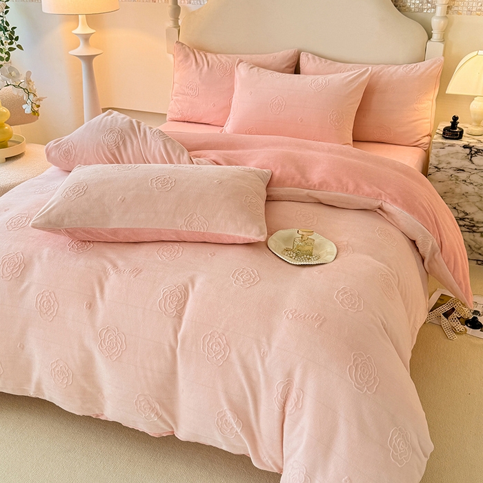 91家纺网 家纺一手货源 找家纺 眠博士 2025新款立体雕花牛奶绒加厚保暖四件套-安吉拉-芙蔓-赛琳 浮雕绒-芙蔓粉