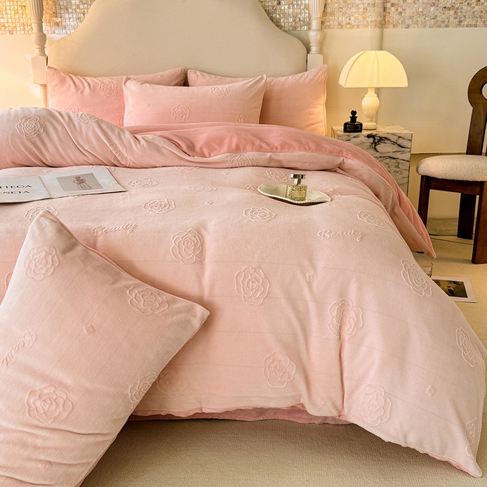 91家纺网 家纺一手货源 找家纺 眠博士 2025新款立体雕花牛奶绒加厚保暖四件套-安吉拉-芙蔓-赛琳 浮雕绒-芙蔓粉