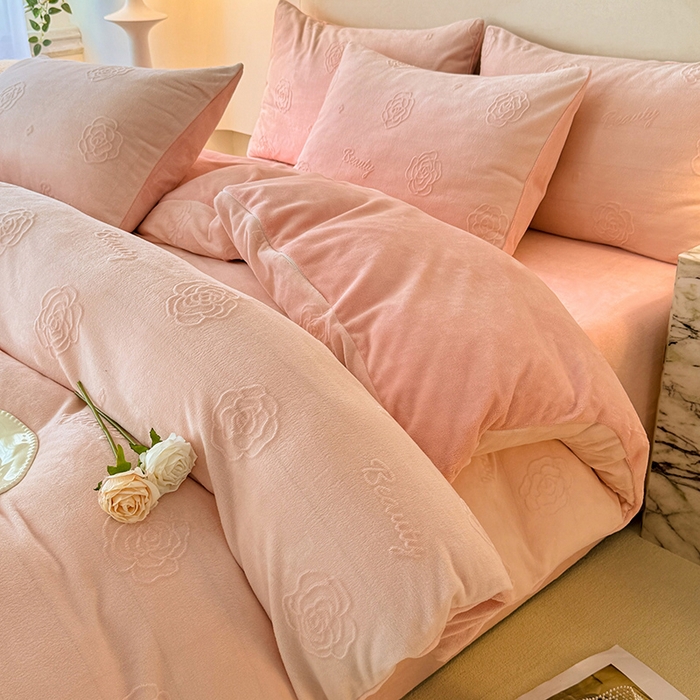 91家纺网 家纺一手货源 找家纺 眠博士 2025新款立体雕花牛奶绒加厚保暖四件套-安吉拉-芙蔓-赛琳 浮雕绒-芙蔓粉