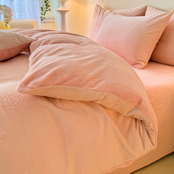 91家纺网 家纺一手货源 找家纺 眠博士 2025新款立体雕花牛奶绒加厚保暖四件套-安吉拉-芙蔓-赛琳 浮雕绒-芙蔓粉