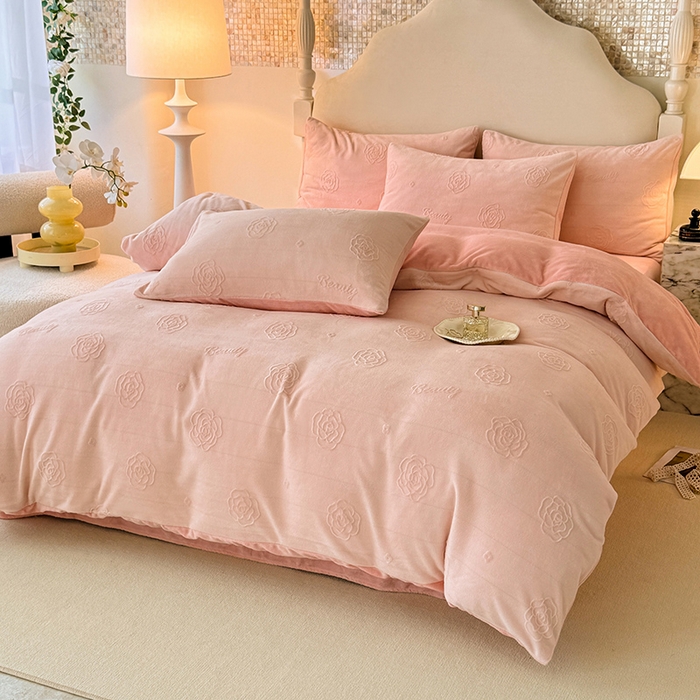 91家纺网 家纺一手货源 找家纺 眠博士 2025新款立体雕花牛奶绒加厚保暖四件套-安吉拉-芙蔓-赛琳 浮雕绒-芙蔓粉