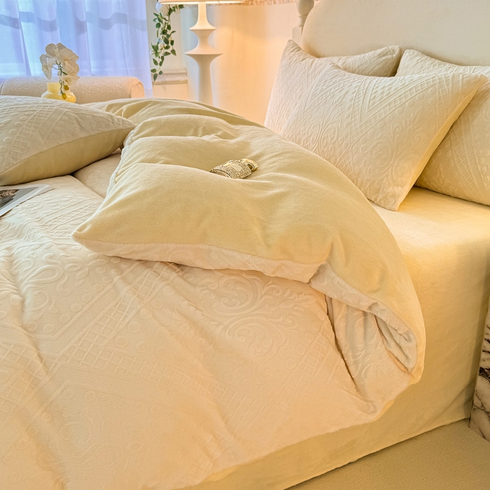 91家纺网 家纺一手货源 找家纺 眠博士 2025新款立体雕花牛奶绒加厚保暖四件套-安吉拉-芙蔓-赛琳 浮雕绒-赛琳奶白