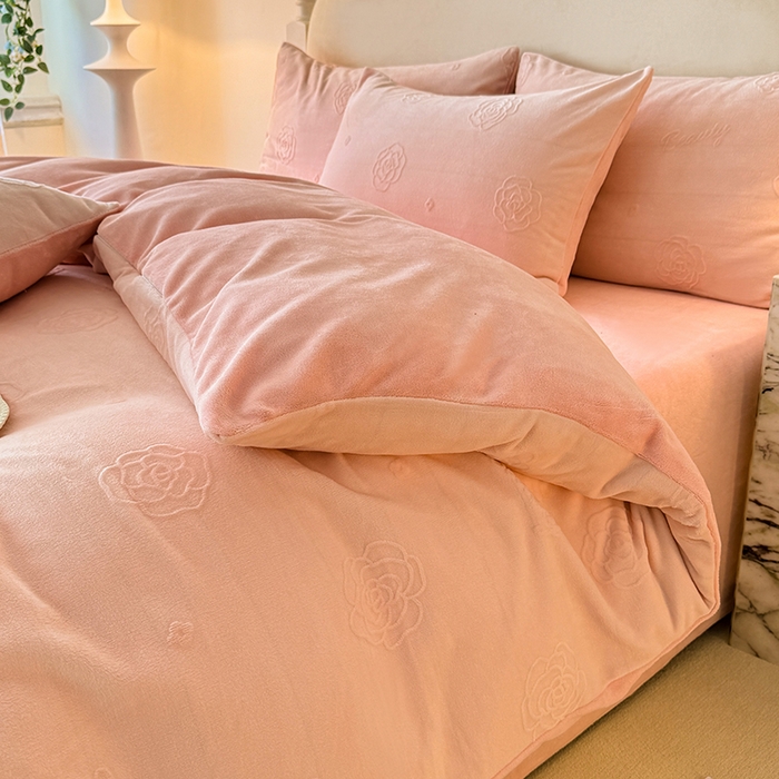 91家纺网 家纺一手货源 找家纺 眠博士 2025新款立体雕花牛奶绒加厚保暖四件套-安吉拉-芙蔓-赛琳 浮雕绒-芙蔓粉