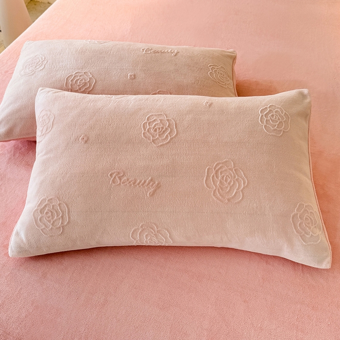 91家纺网 家纺一手货源 找家纺 眠博士 2025新款立体雕花牛奶绒加厚保暖四件套-安吉拉-芙蔓-赛琳 浮雕绒-芙蔓粉