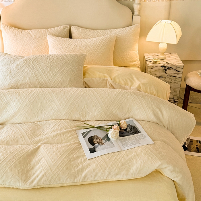 91家纺网 家纺一手货源 找家纺 眠博士 2025新款立体雕花牛奶绒加厚保暖四件套-安吉拉-芙蔓-赛琳 浮雕绒-赛琳奶白