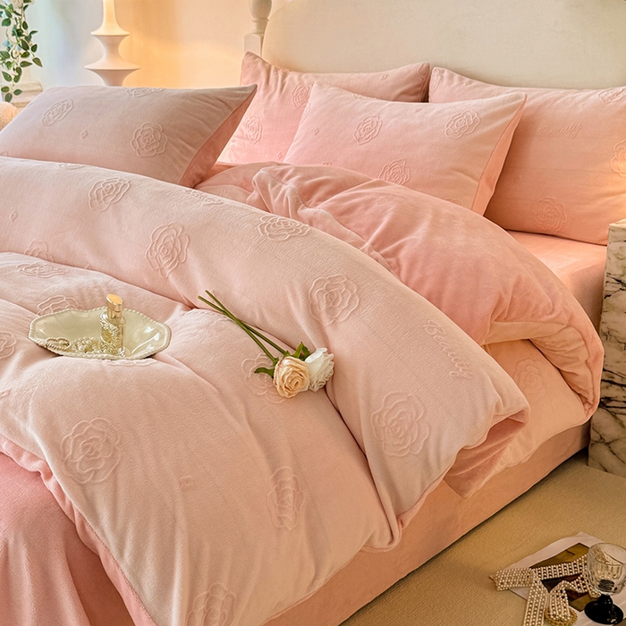 91家纺网 家纺一手货源 找家纺 眠博士 2025新款立体雕花牛奶绒加厚保暖四件套-安吉拉-芙蔓-赛琳 浮雕绒-芙蔓粉