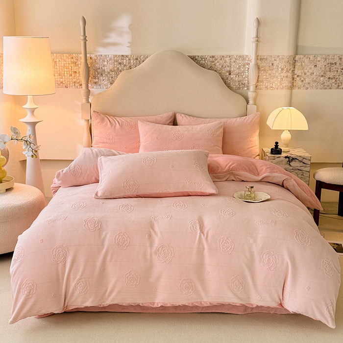 91家纺网 家纺一手货源 找家纺 眠博士 2025新款立体雕花牛奶绒加厚保暖四件套-安吉拉-芙蔓-赛琳 浮雕绒-芙蔓粉