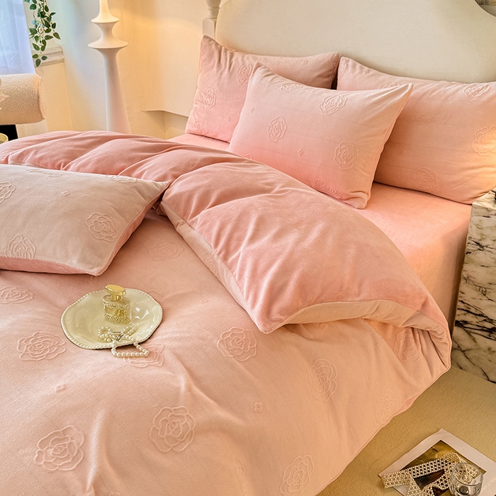 91家纺网 家纺一手货源 找家纺 眠博士 2025新款立体雕花牛奶绒加厚保暖四件套-安吉拉-芙蔓-赛琳 浮雕绒-芙蔓粉