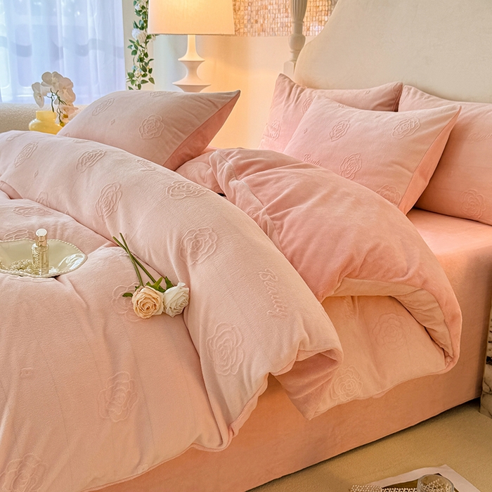 91家纺网 家纺一手货源 找家纺 眠博士 2025新款立体雕花牛奶绒加厚保暖四件套-安吉拉-芙蔓-赛琳 浮雕绒-芙蔓粉