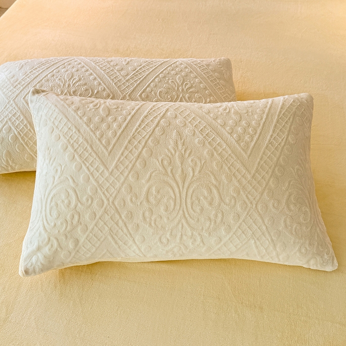 91家纺网 家纺一手货源 找家纺 眠博士 2025新款立体雕花牛奶绒加厚保暖四件套-安吉拉-芙蔓-赛琳 浮雕绒-赛琳奶白